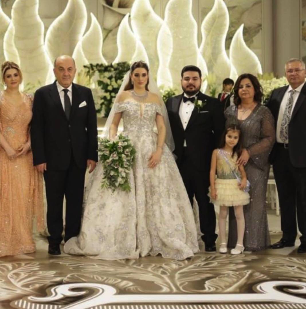 Dügeci ve Nehir ailesinden muhteşem düğün. Gaziantep’te gerçekleşen düğün iş ve siyaset dünyasını bir araya getirdi.İşte o düğün 1